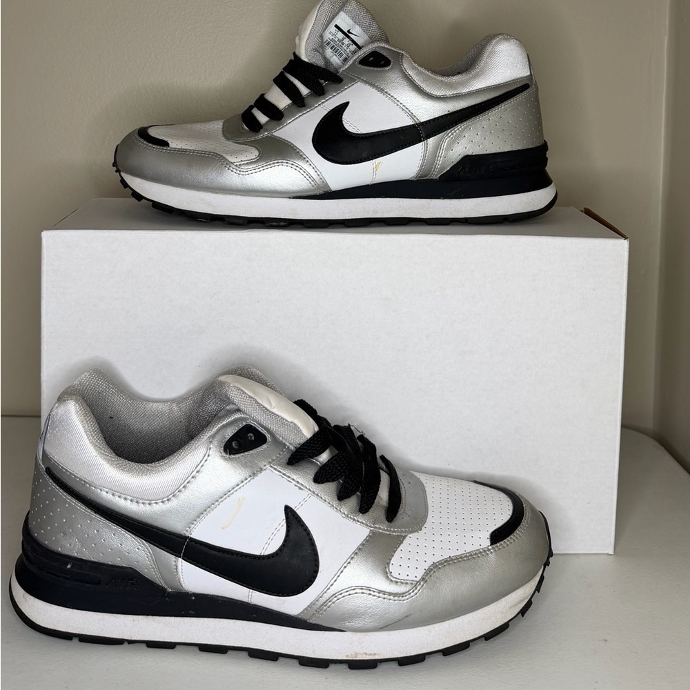 Nike Men’s Sz 11 Silver and Black Sneakers